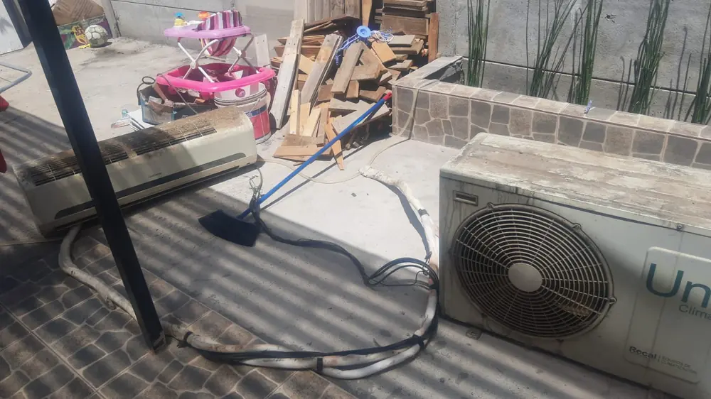 Condensadora en una terraza con sus conexiones