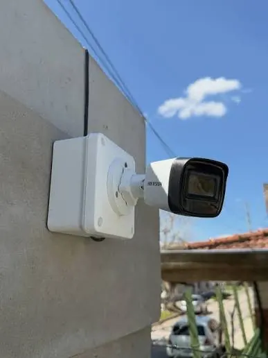 Cámara tipo bala con su caja de conexiones en un muro