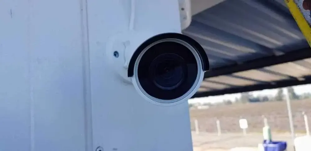 Cámara domo instalada bajo el alero de una casa