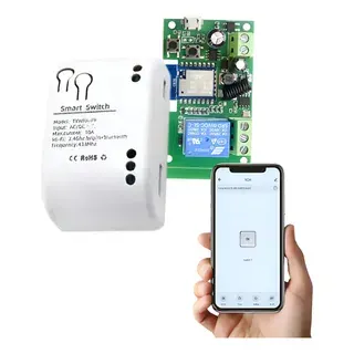 Módulo relé inteligente WiFi junto a un celular con su app