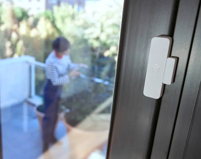 Sensor magnético de alarma en una ventana