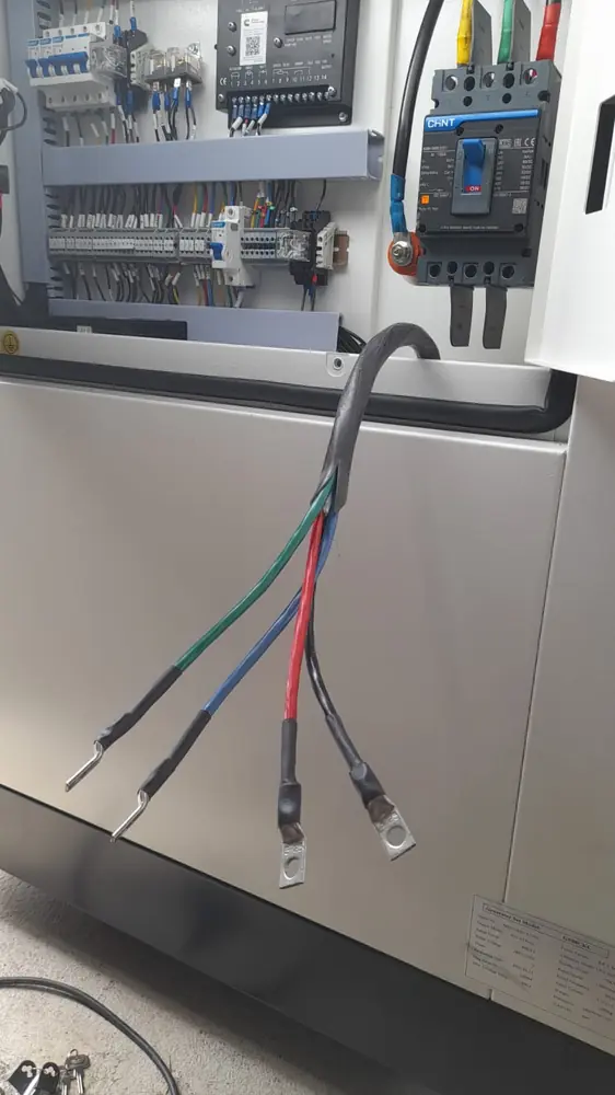 Alimentador trifásico con terminales listos para conectar