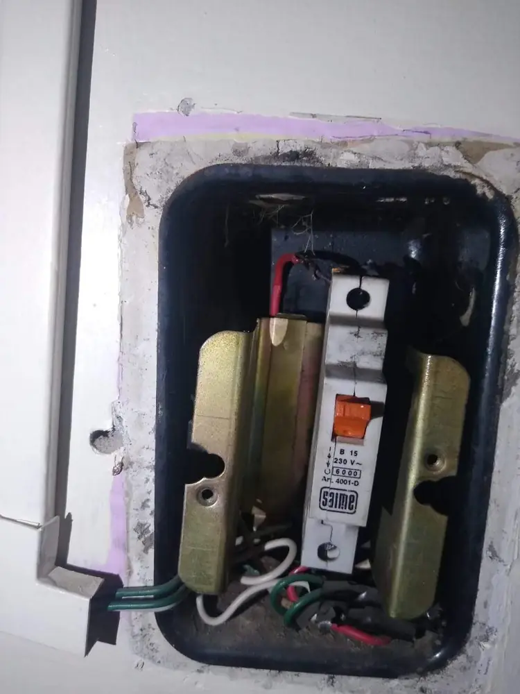 Caja de empalme negra con la protección del empalme instalada