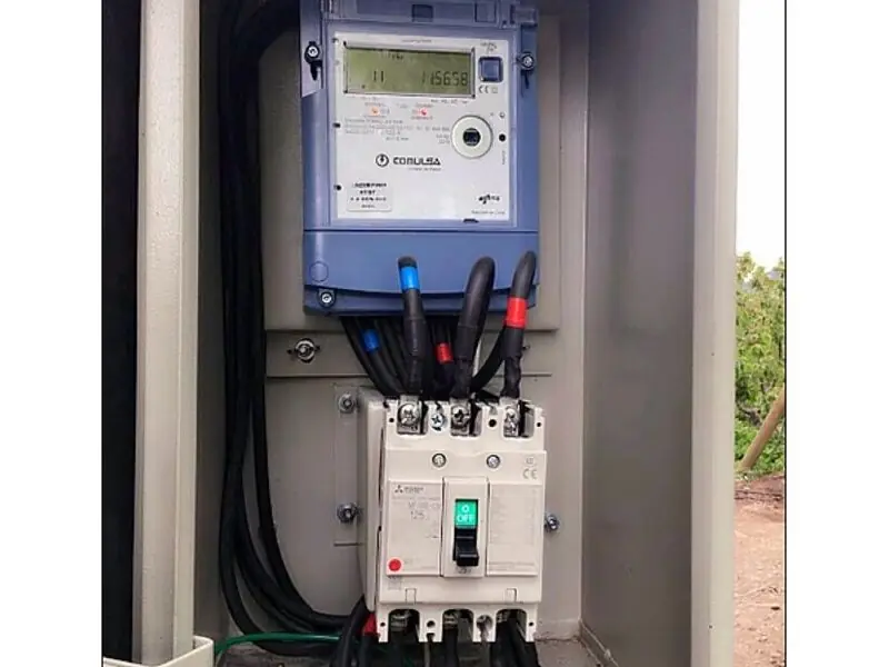 Medidor trifásico inteligente con interruptor de caja moldeada