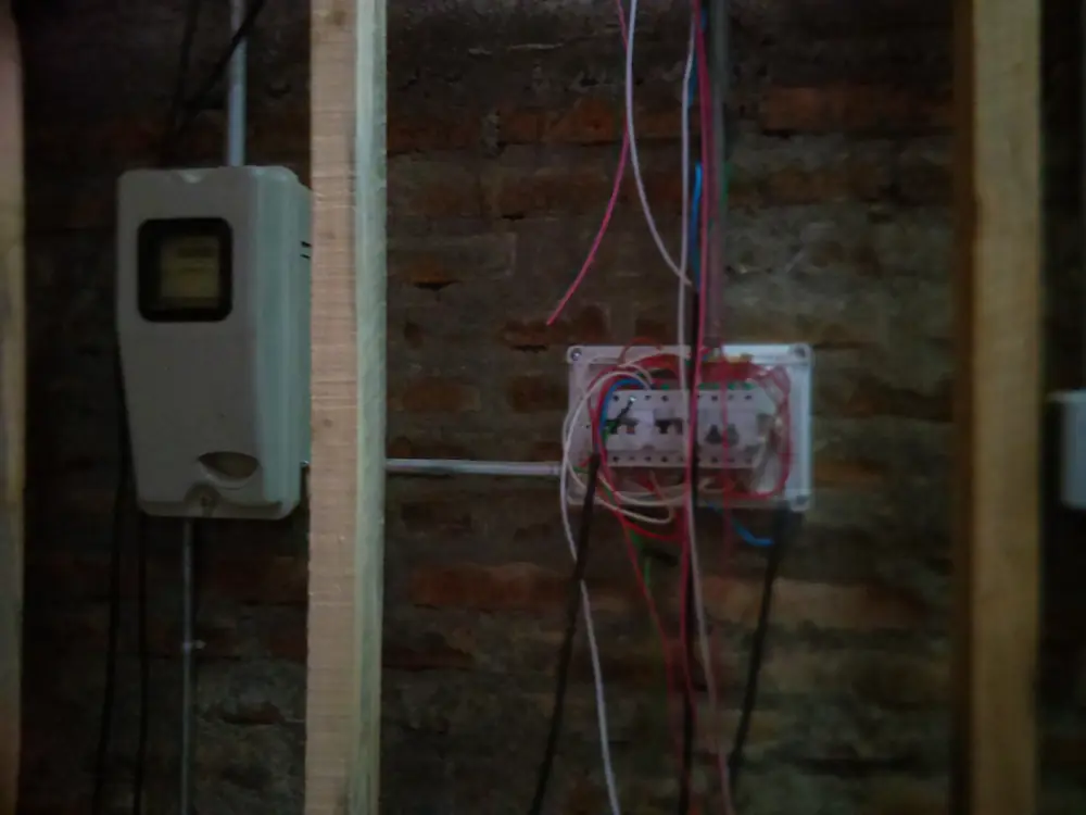 Medidor y tablero con canalización nueva en un muro de ladrillo
