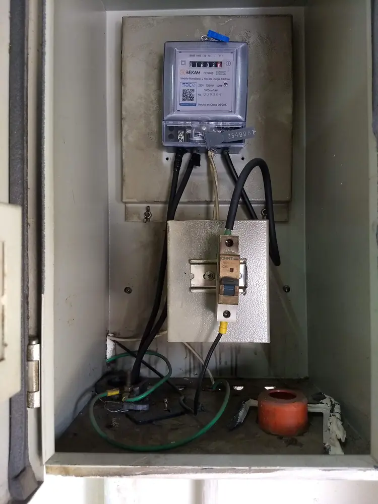 Nicho de empalme abierto con medidor, protección del empalme, cables de acometida y conductor de tierra