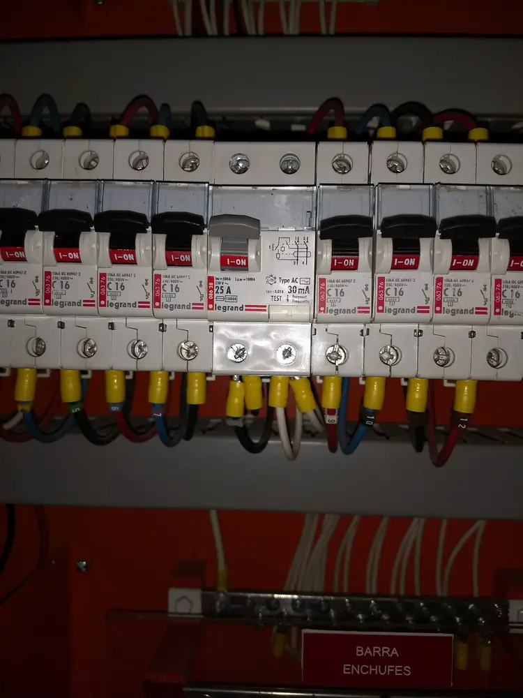 Automáticos de un tablero rotulados por circuito