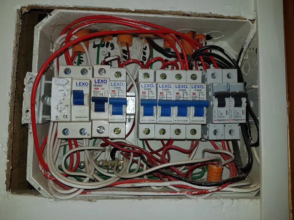 Tablero domiciliario con diferencial y automáticos azules