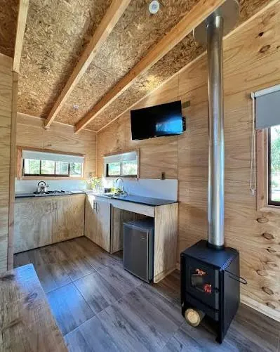 Estufa a leña instalada en una cabaña de madera
