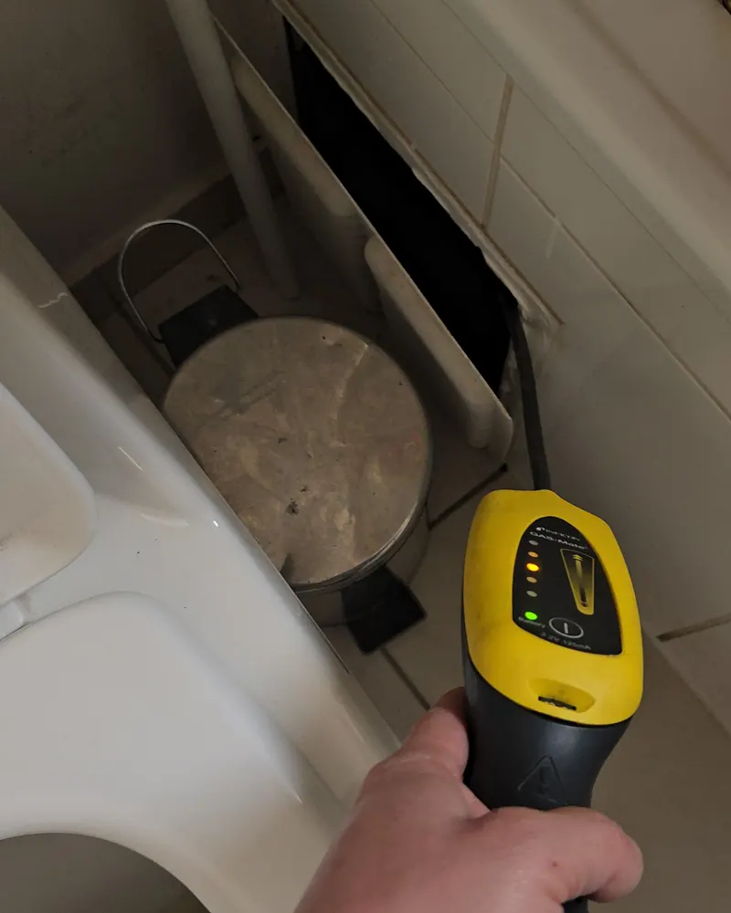 Detector de gas trazador en la base de un WC