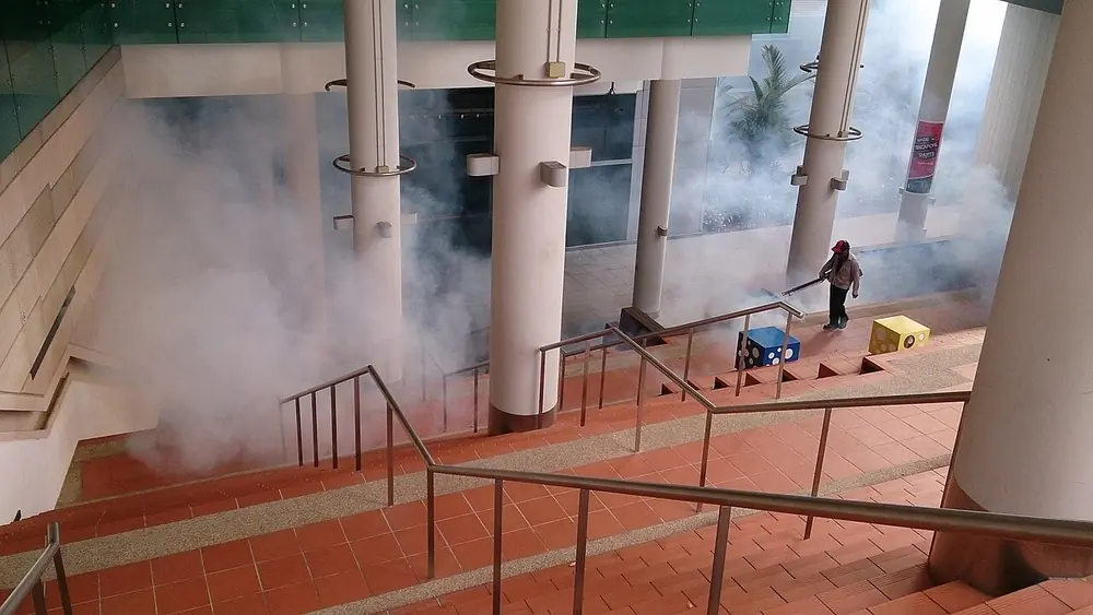 Nebulización en las escaleras de un edificio
