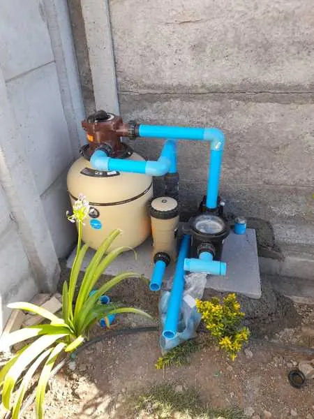 Filtro de arena y bomba de piscina en un patio
